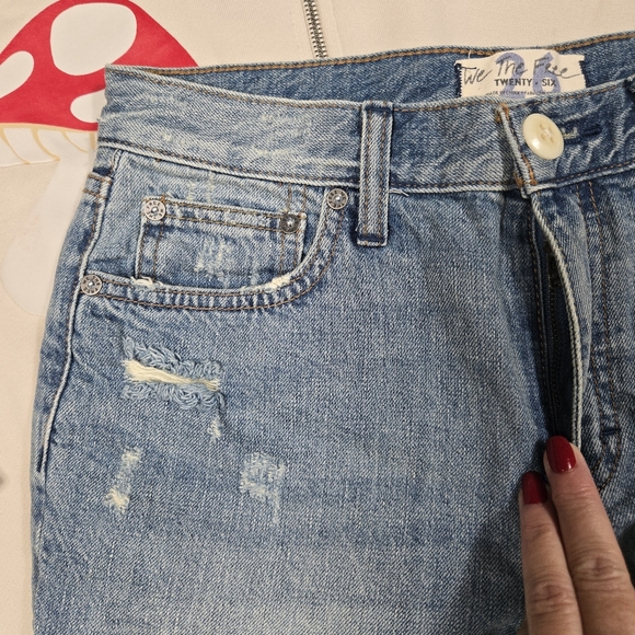 We The Free‎ Denim Short Size 26 Bermuda 10" Inseam Distressed Holes Frayed Hem - Picture 6 of 15